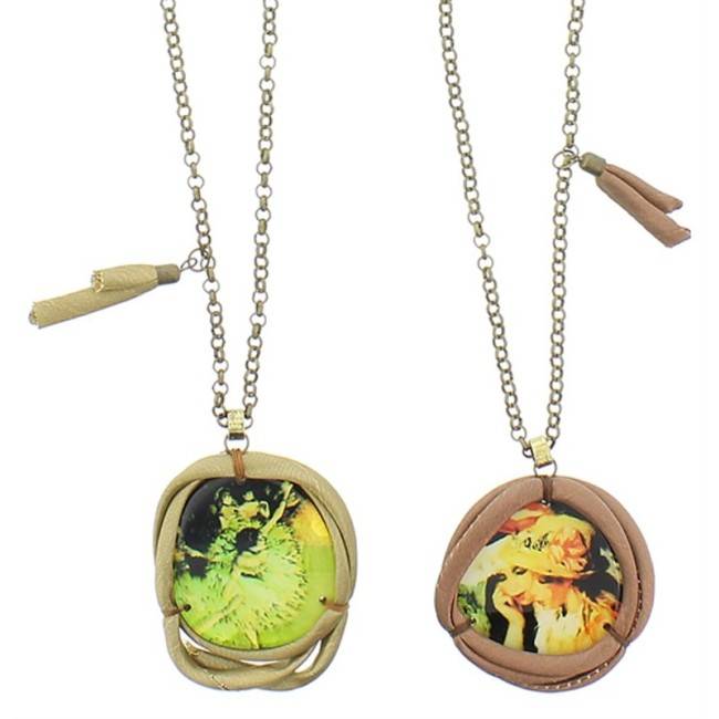 LONG PENDANT NECKLACE RESIN ILLUSTRATION