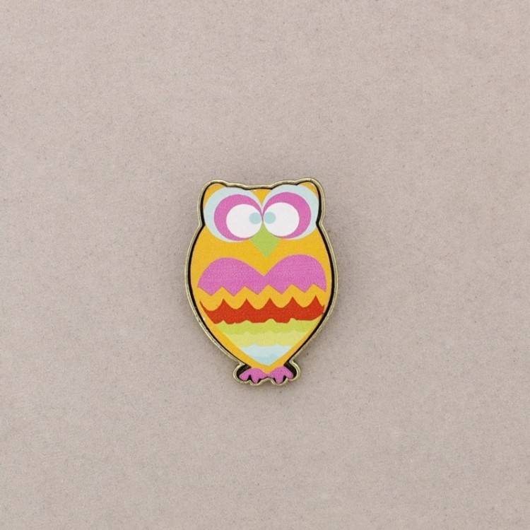 METAL WOOD FIGURE BROOCH 2