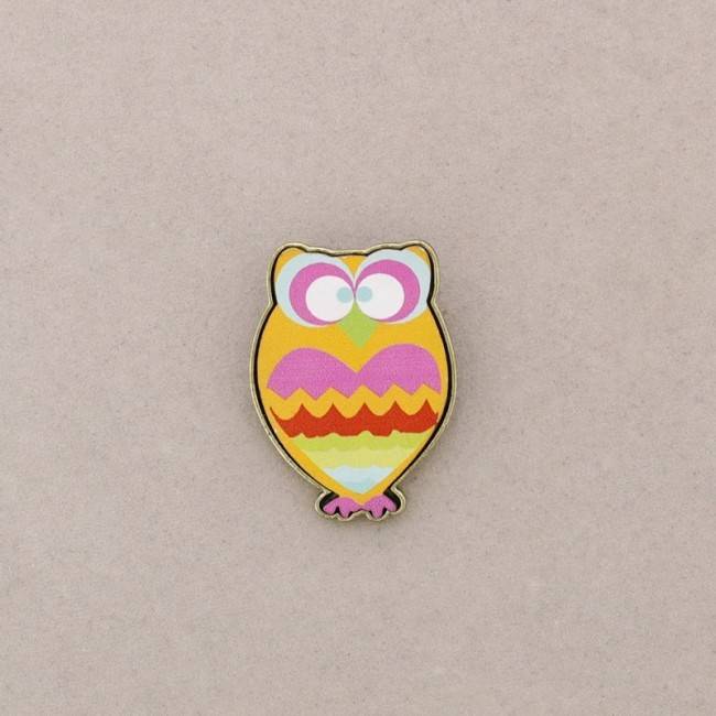 METAL WOOD FIGURE BROOCH