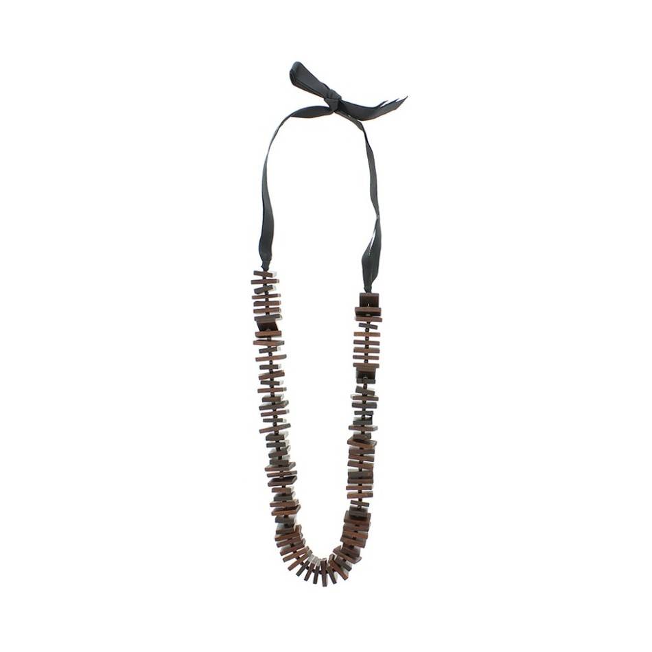 LONG NECKLACE WITH WOODEN BEADS