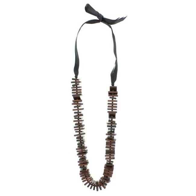 LONG NECKLACE WITH WOODEN BEADS