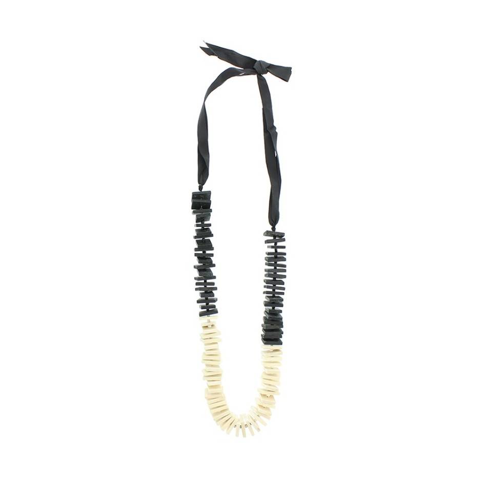 LONG NECKLACE WITH WOODEN BEADS