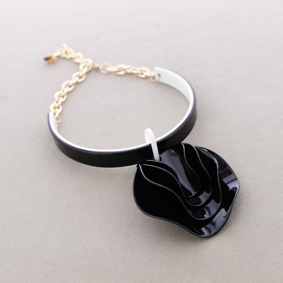 RESIN LAYERS SHORT NECKLACE