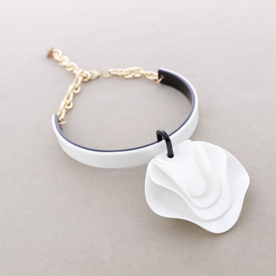 RESIN LAYERS SHORT NECKLACE
