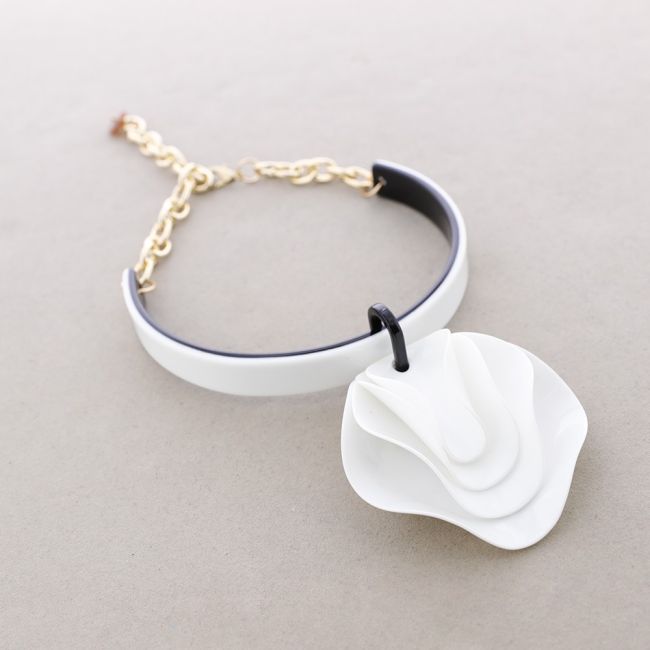 RESIN LAYERS SHORT NECKLACE