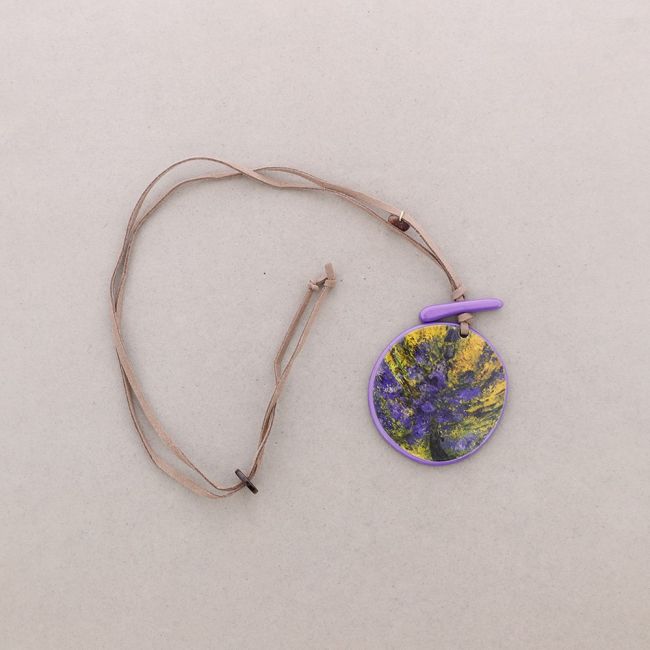 PRINTED RESIN MEDALLION PENDANT LONG NECKLACE