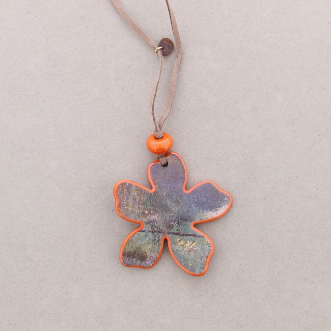 PRINTED RESIN FLOWER PENDANT LONG NECKLACE