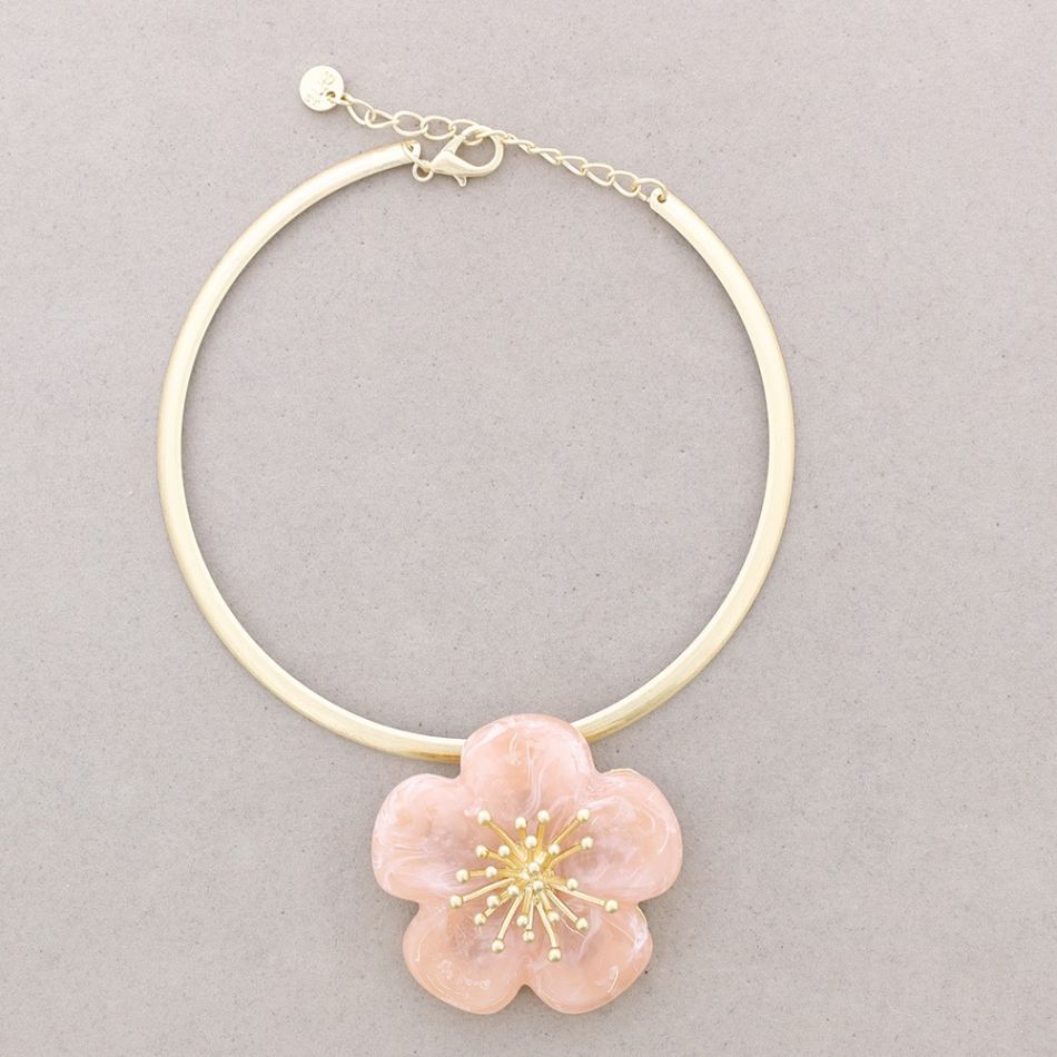 METAL RESIN FLOWER PENDANT SHORT NECKLACE