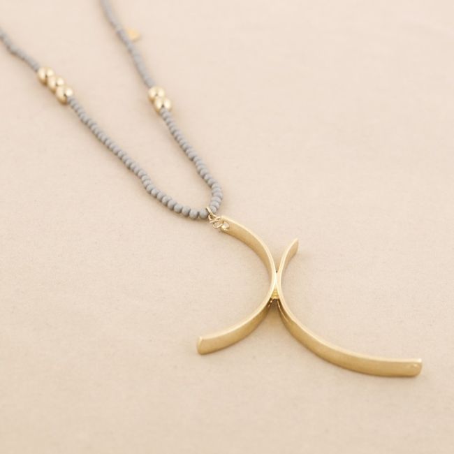 LONG CRYSTAL NECKLACE WITH METAL PENDANT