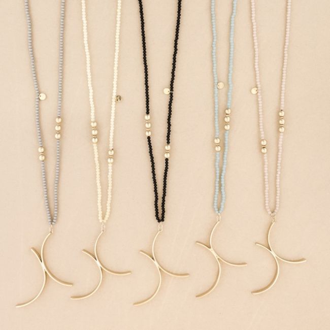 LONG CRYSTAL NECKLACE WITH METAL PENDANT