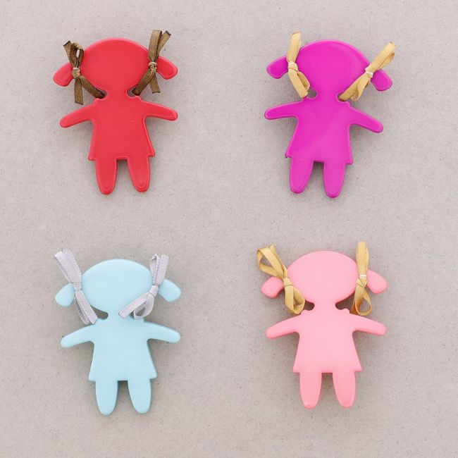 BROCHE MUÑECA RESINA