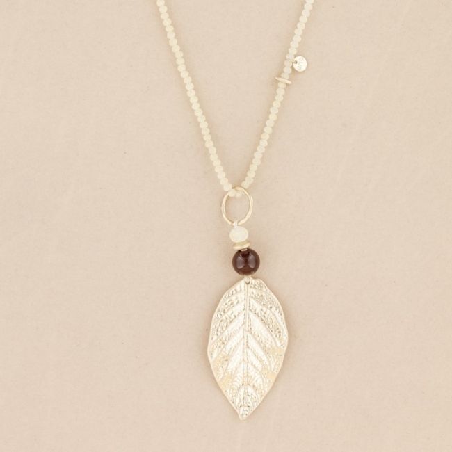 LONG NECKLACE WITH CRYSTALS AND METAL LEAF PENDANT