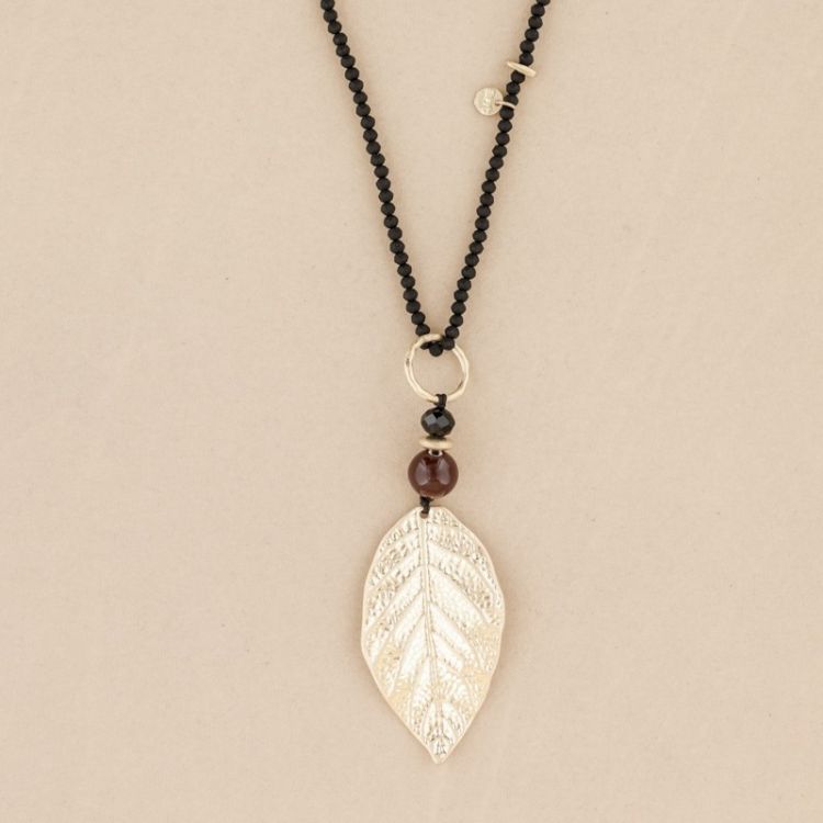 LONG NECKLACE WITH CRYSTALS AND METAL LEAF PENDANT 2