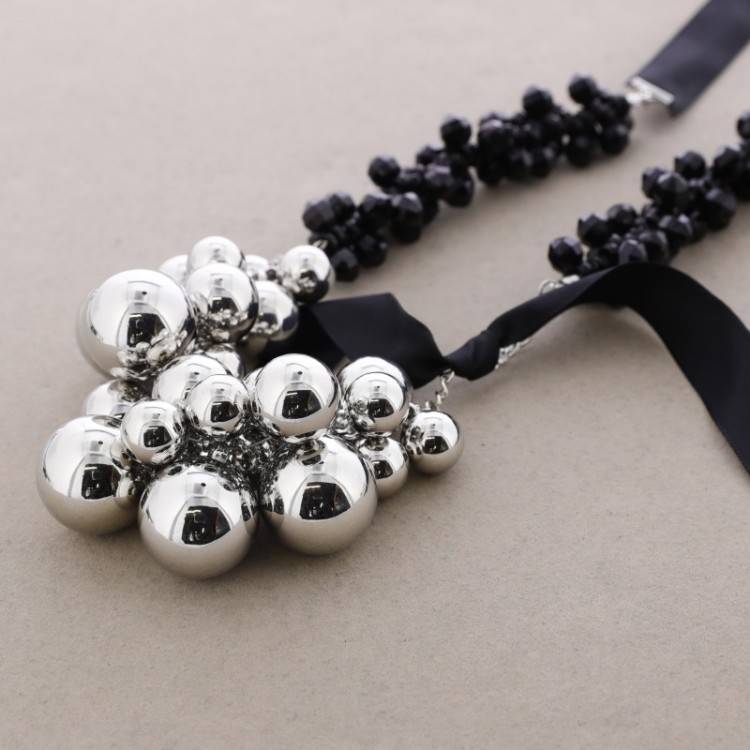 LONG BEAD NECKLACE