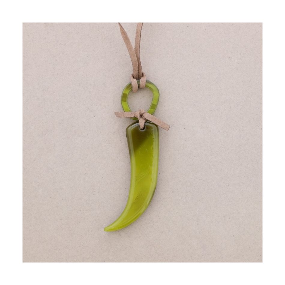 COLLAR LARGO COLGANTE CUERNO RESINA