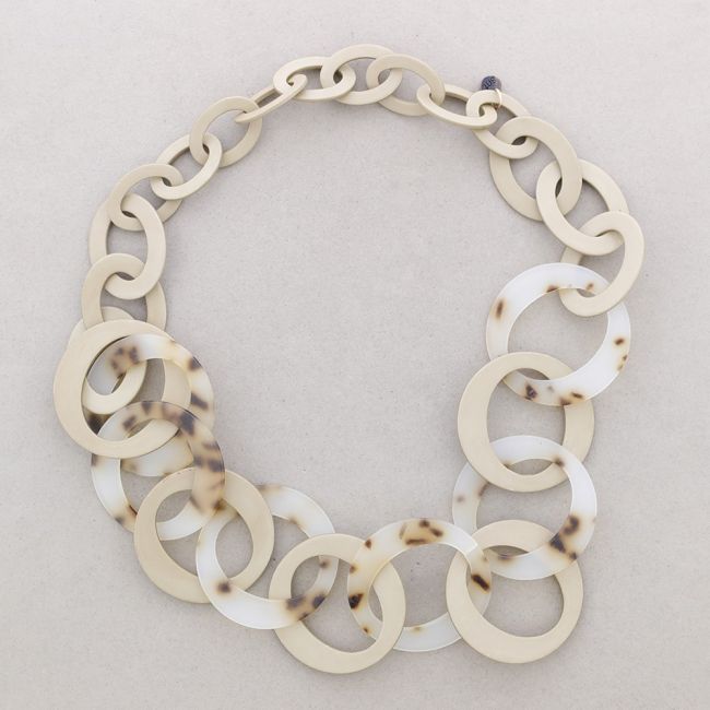 COLLAR LARGO ESLAOBONES RESINA