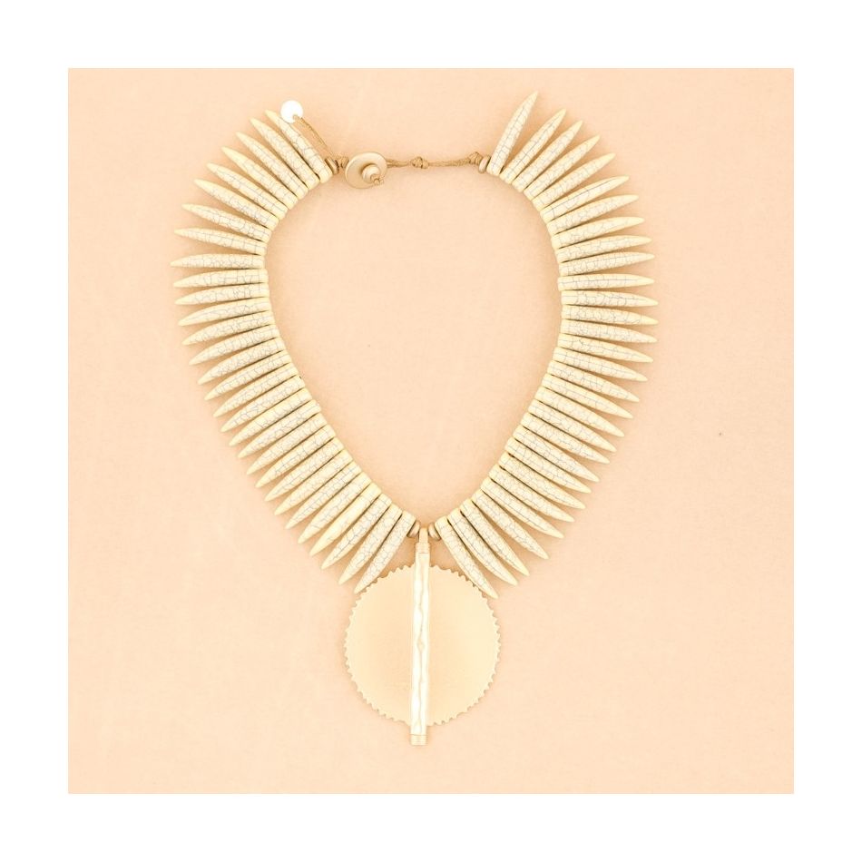 METAL MEDALLION PENDANT RESIN SHORT NECKLACE