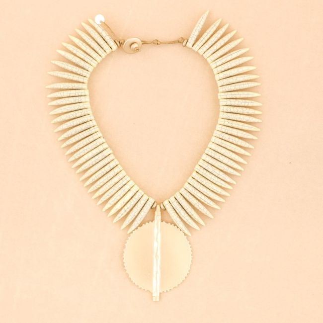 METAL MEDALLION PENDANT RESIN SHORT NECKLACE