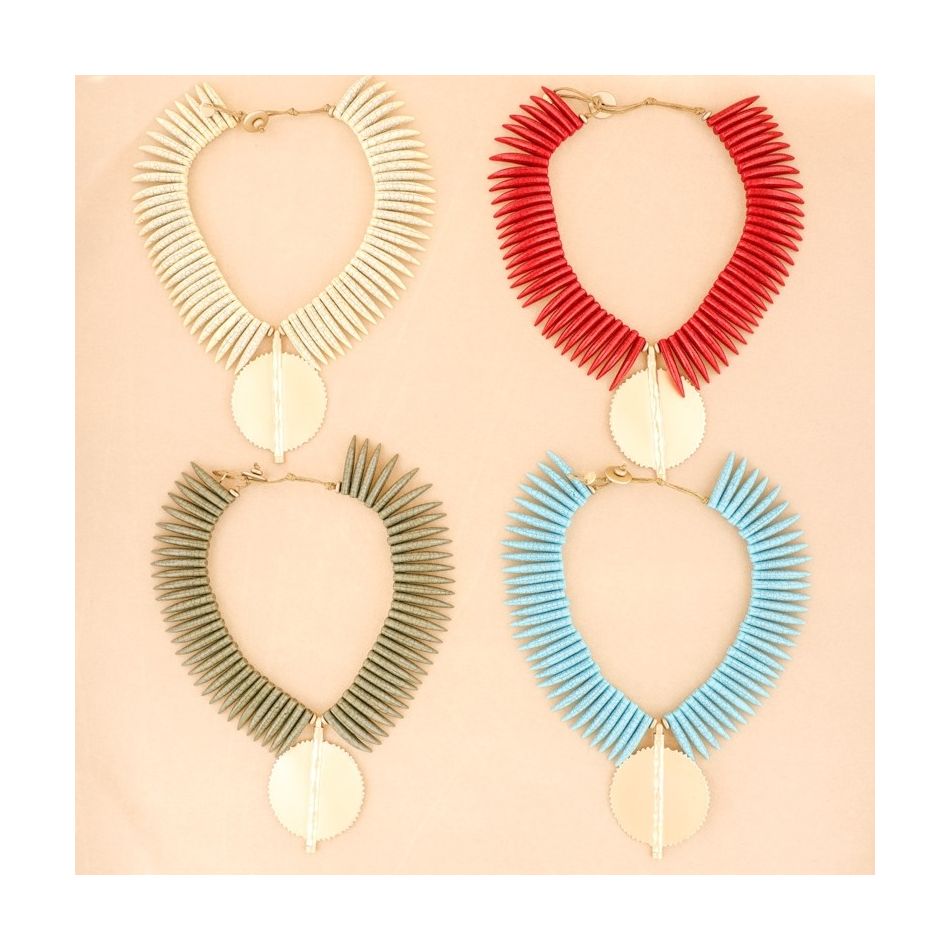 METAL MEDALLION PENDANT RESIN SHORT NECKLACE