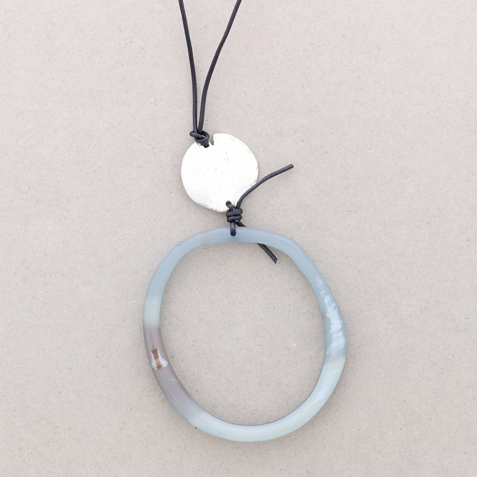 COLLAR LARGO COLGANTE ARO RESINA