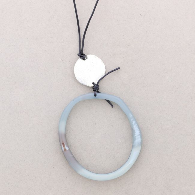 COLLAR LARGO COLGANTE ARO RESINA