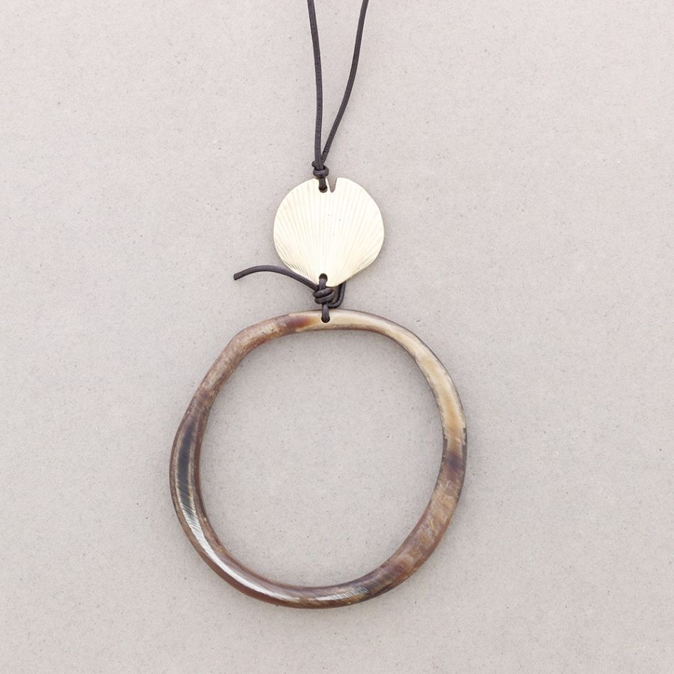 COLLAR LARGO COLGANTE ARO RESINA