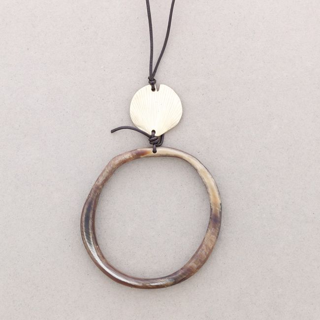 COLLAR LARGO COLGANTE ARO RESINA