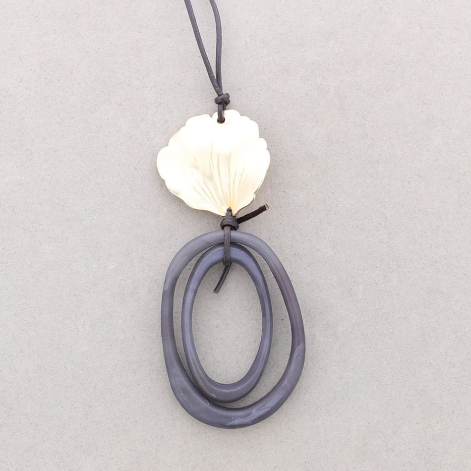 COLLAR LARGO COLGANTE DOBLE ARO RESINA