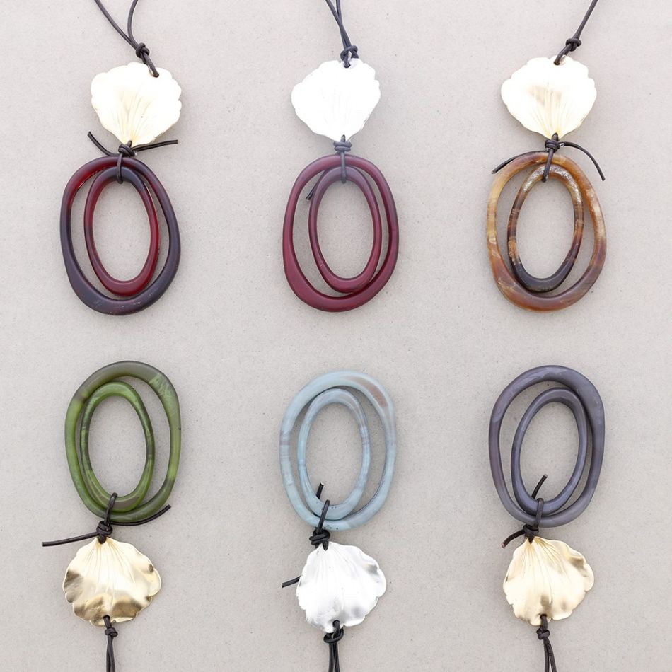 COLLAR LARGO COLGANTE DOBLE ARO RESINA