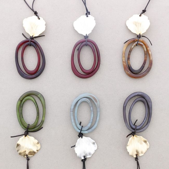 COLLAR LARGO COLGANTE DOBLE ARO RESINA