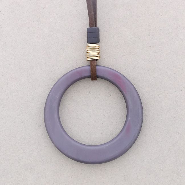 COLLAR LARGO COLGANTE ARO ANCHO RESINA