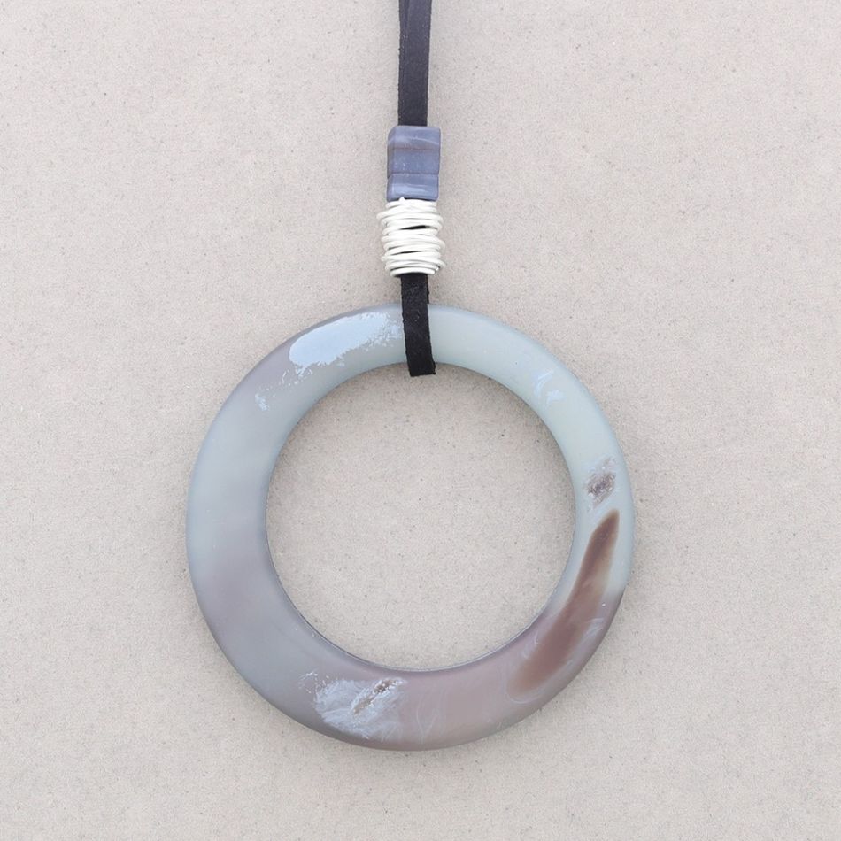 LONG RESIN WIDE HOOP PENDANT NECKLACE
