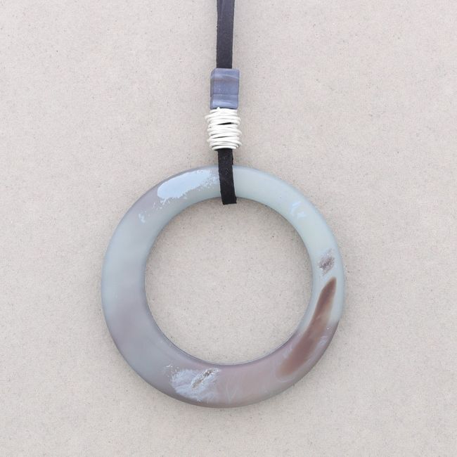 LONG RESIN WIDE HOOP PENDANT NECKLACE