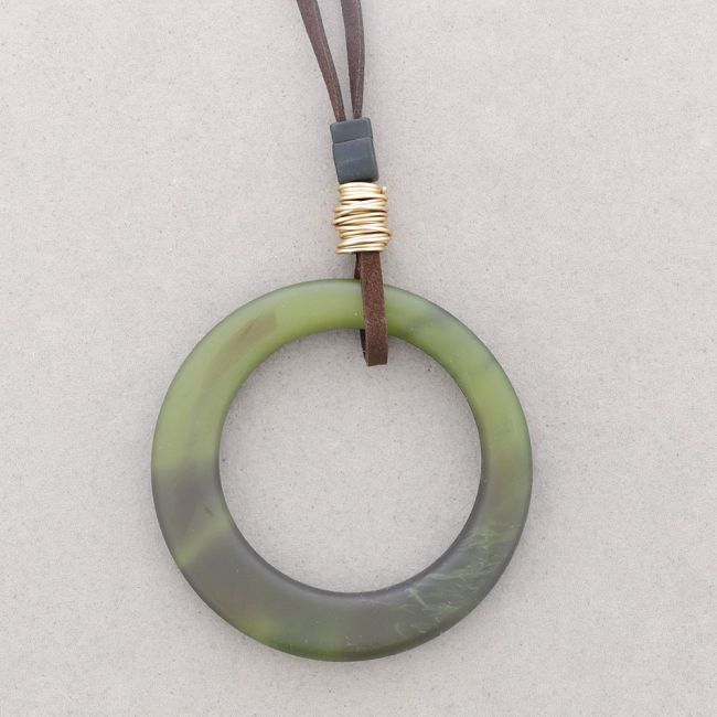COLLAR LARGO COLGANTE ARO ANCHO RESINA