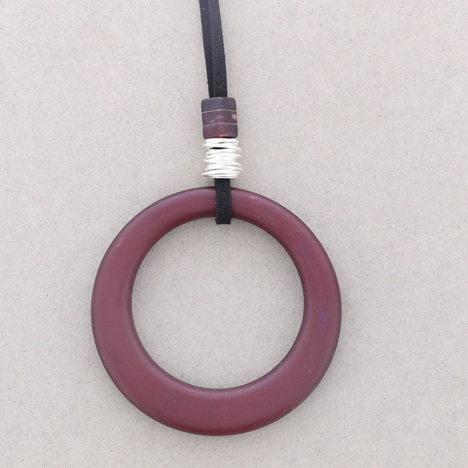 COLLAR LARGO COLGANTE ARO ANCHO RESINA