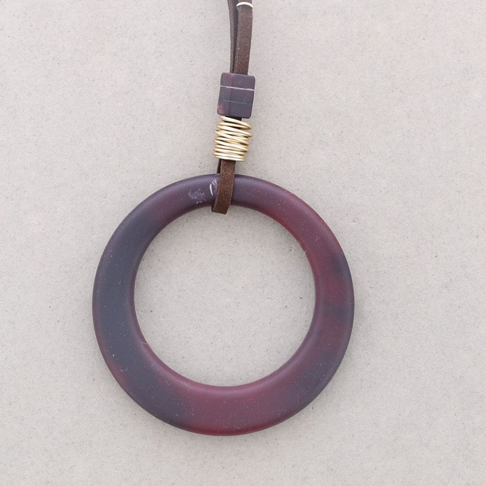 COLLAR LARGO COLGANTE ARO ANCHO RESINA