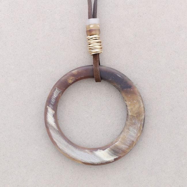 COLLAR LARGO COLGANTE ARO ANCHO RESINA