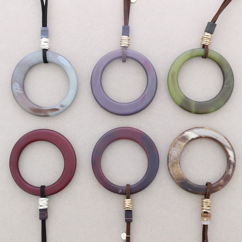 LONG RESIN WIDE HOOP PENDANT NECKLACE
