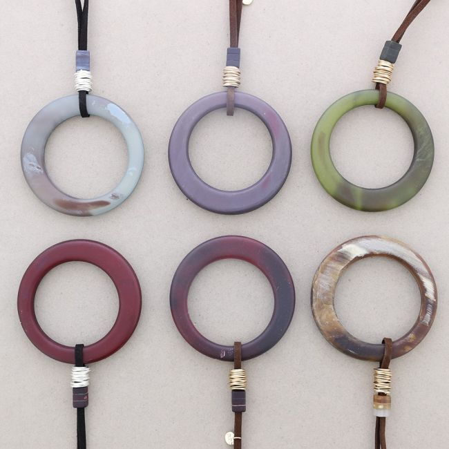 LONG RESIN WIDE HOOP PENDANT NECKLACE