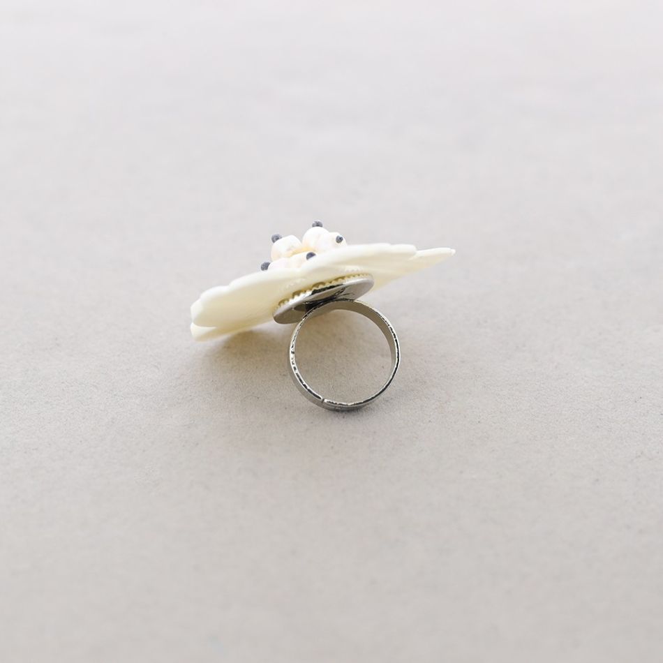 NACRE FLOWER RING