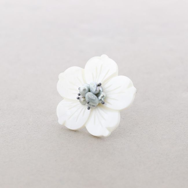 NACRE FLOWER RING