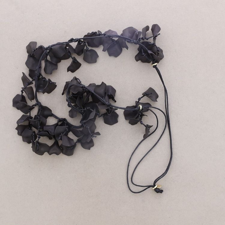 LONG NECKLACE WITH RESIN PETALS PENDANT