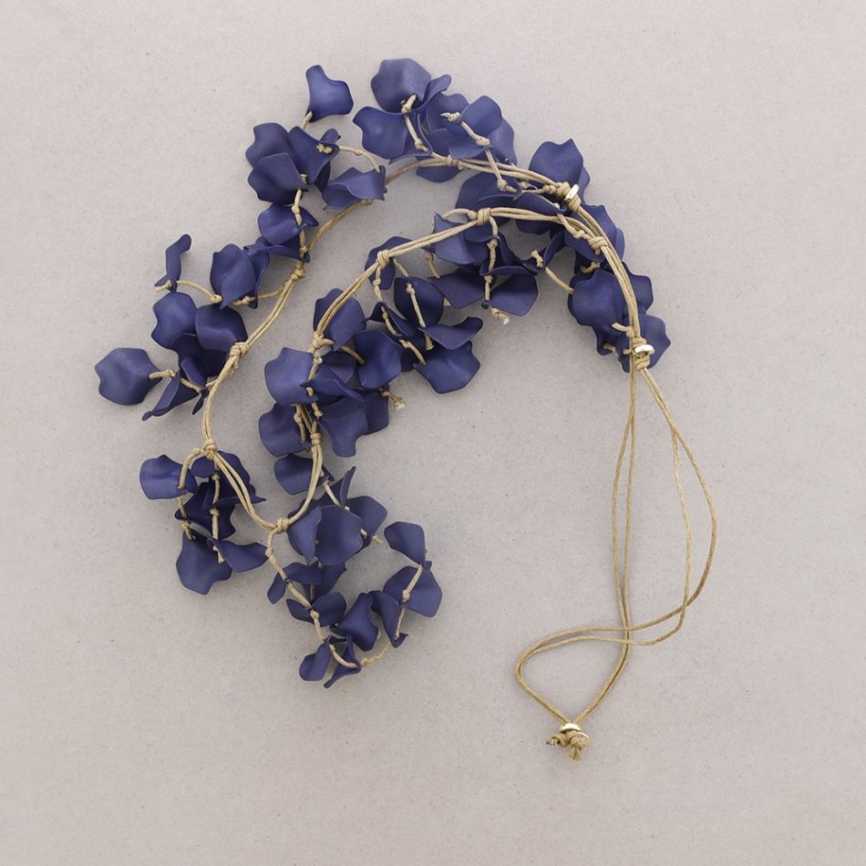 LONG NECKLACE WITH RESIN PETALS PENDANT
