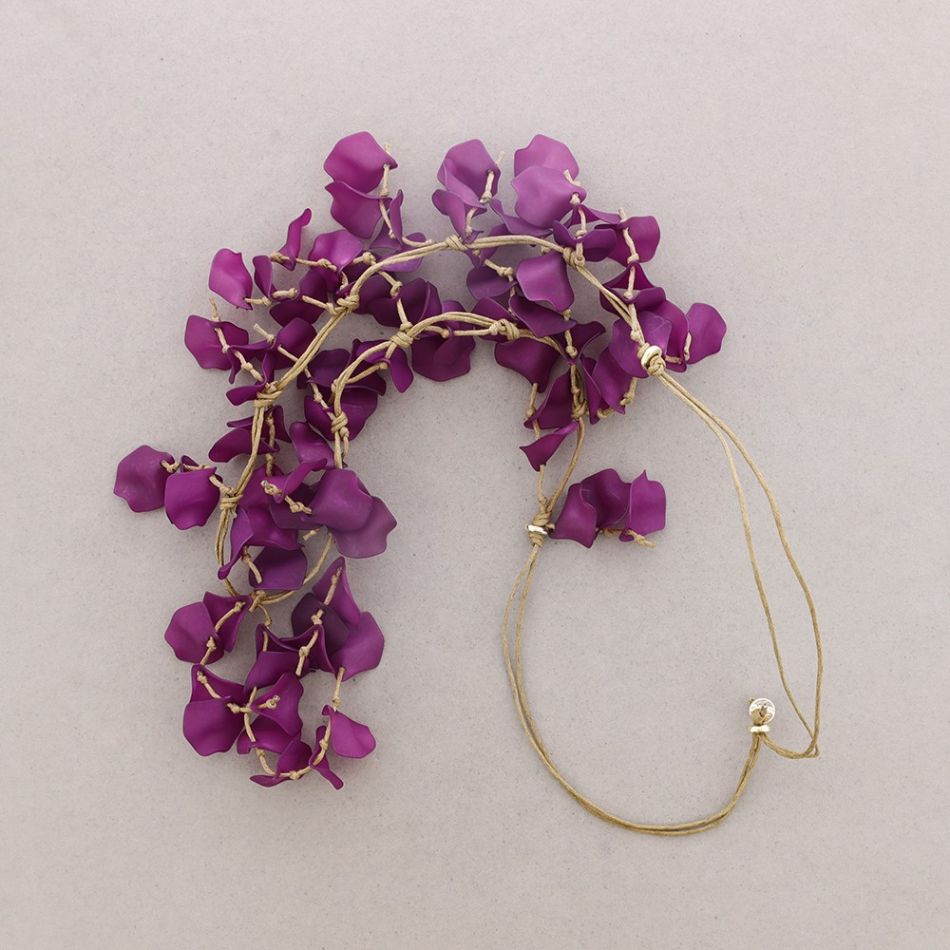 LONG NECKLACE WITH RESIN PETALS PENDANT