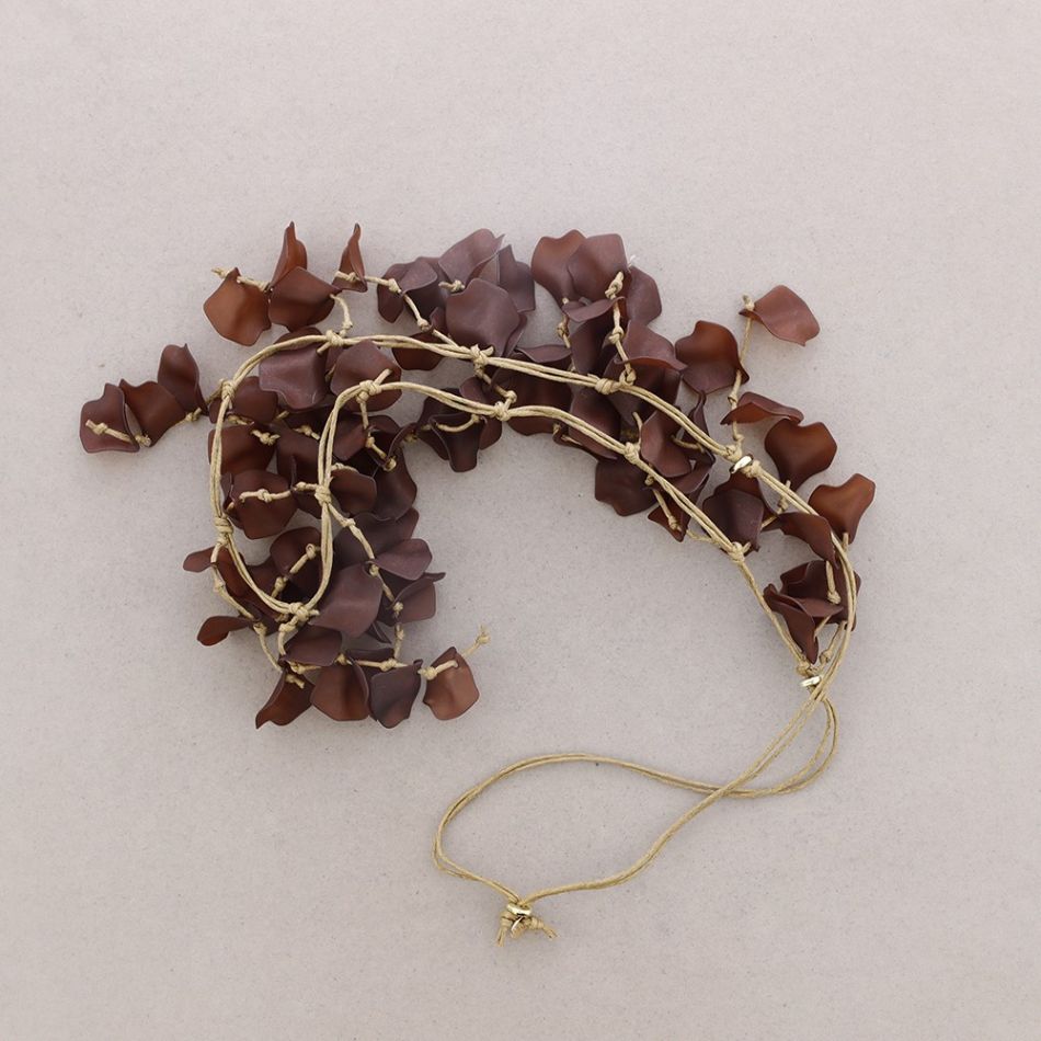LONG NECKLACE WITH RESIN PETALS PENDANT