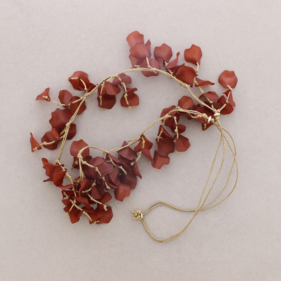 LONG NECKLACE WITH RESIN PETALS PENDANT