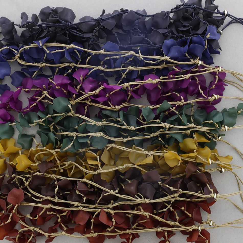 LONG NECKLACE WITH RESIN PETALS PENDANT