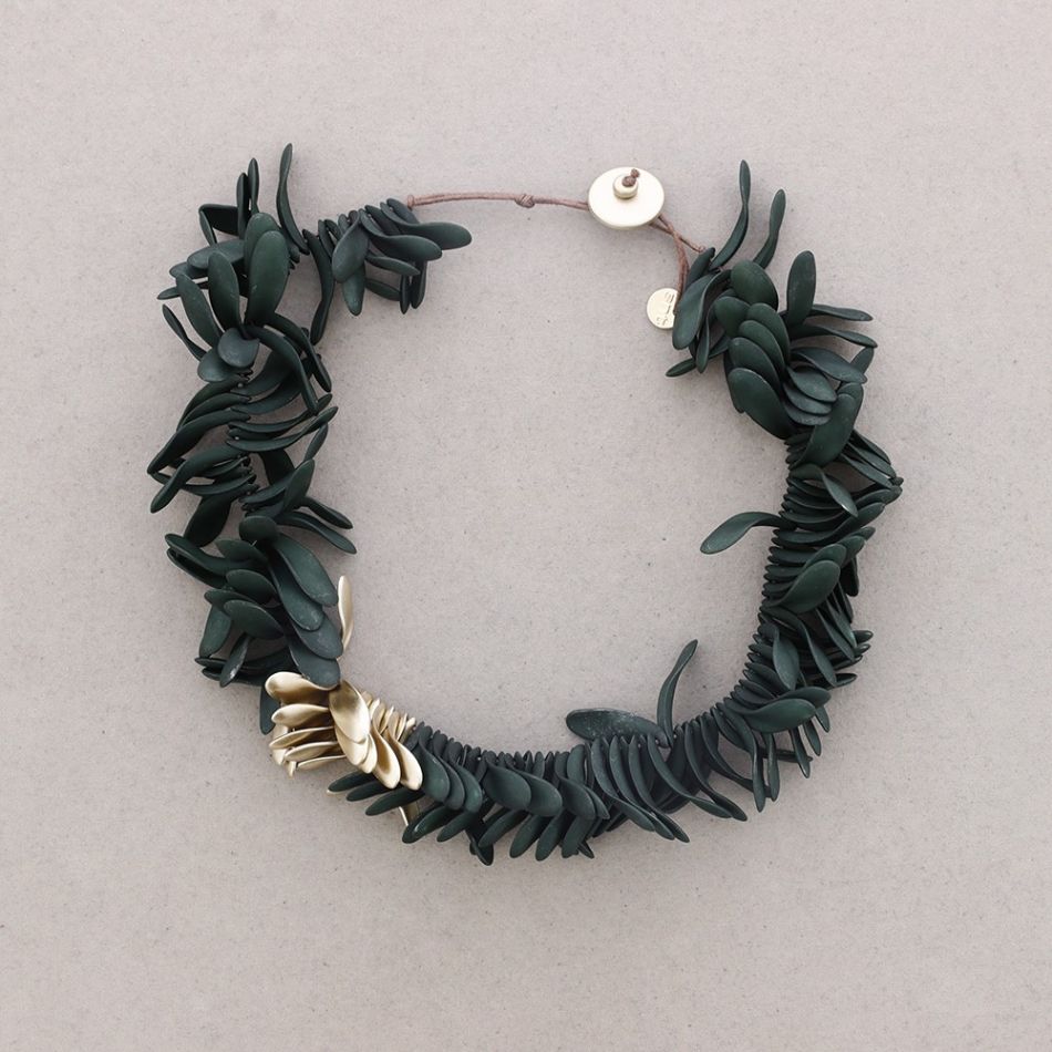 RESIN PETALS SHORT NECKLACE