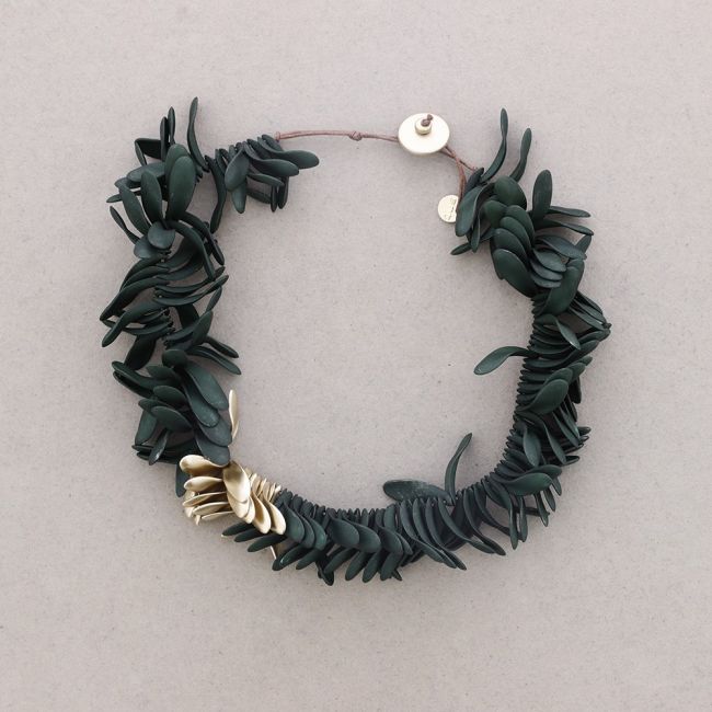 RESIN PETALS SHORT NECKLACE
