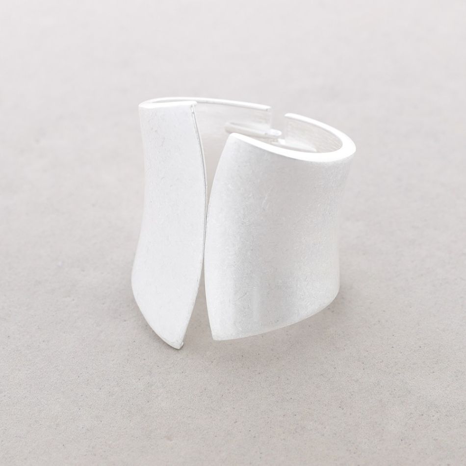 METAL SELF-CLOSING SHAPE BRACELET